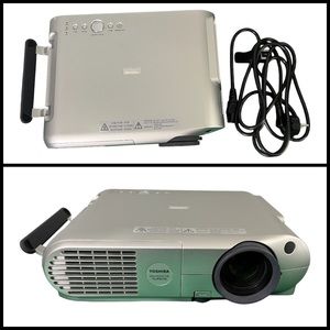 TOSHIBA TLP670 portable PROJECTOR NO REMOTE handle easy to use anywhere